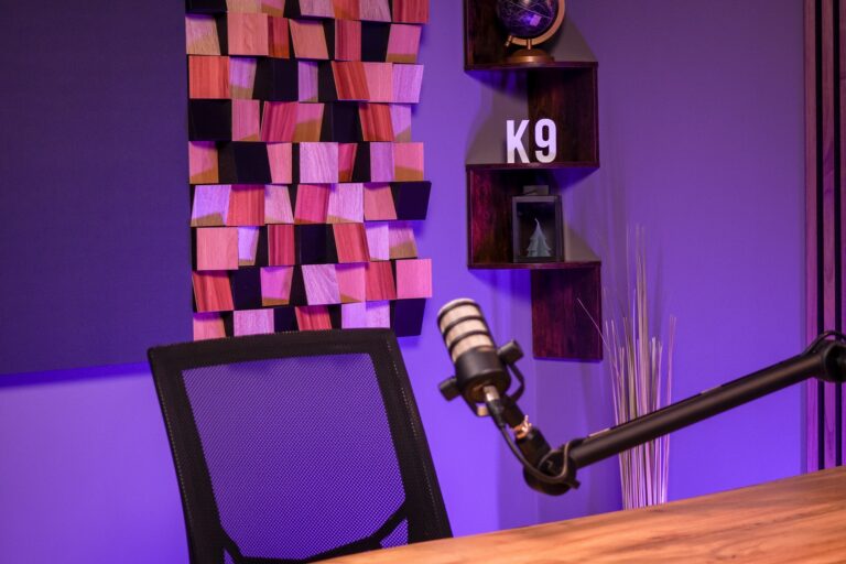 Podcast készítés kezdőknek Budapest - professzionális podcast felszerelések bemutatása a K9 Podcast Studioban, mikrofon és hangtechnikai eszközök