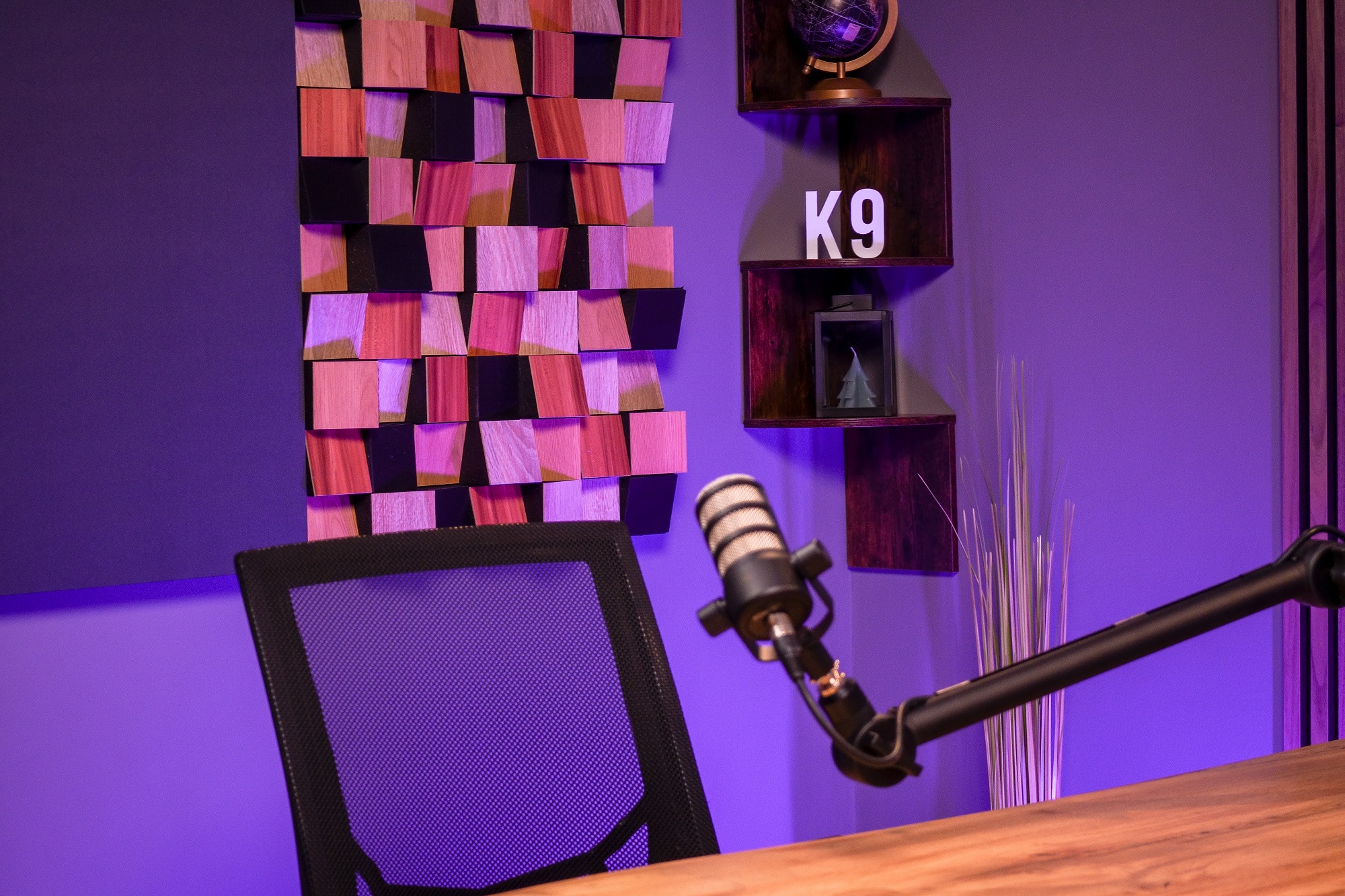 Podcast készítés kezdőknek Budapest - professzionális podcast felszerelések bemutatása a K9 Podcast Studioban, mikrofon és hangtechnikai eszközök